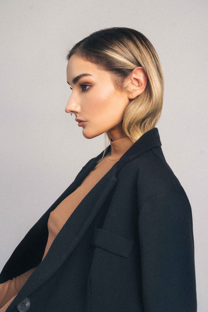 Kobieca sesja zdjęciowa w studio Wrocław. Stylizacja i makijaż